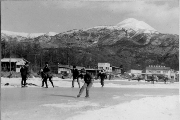 セピア色の記憶「諏訪」冬の楽しみだった下駄スケート – 諏訪旅